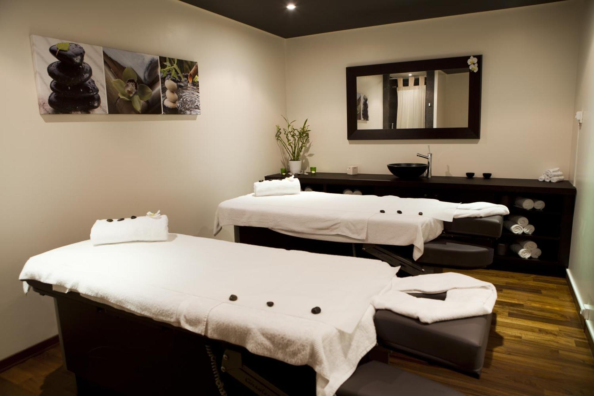 Hotel & Spa Le Pavillon Charbonnieres les Bains Bagian luar foto
