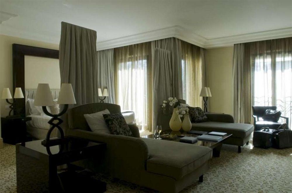 Hotel & Spa Le Pavillon Charbonnieres les Bains Bagian luar foto