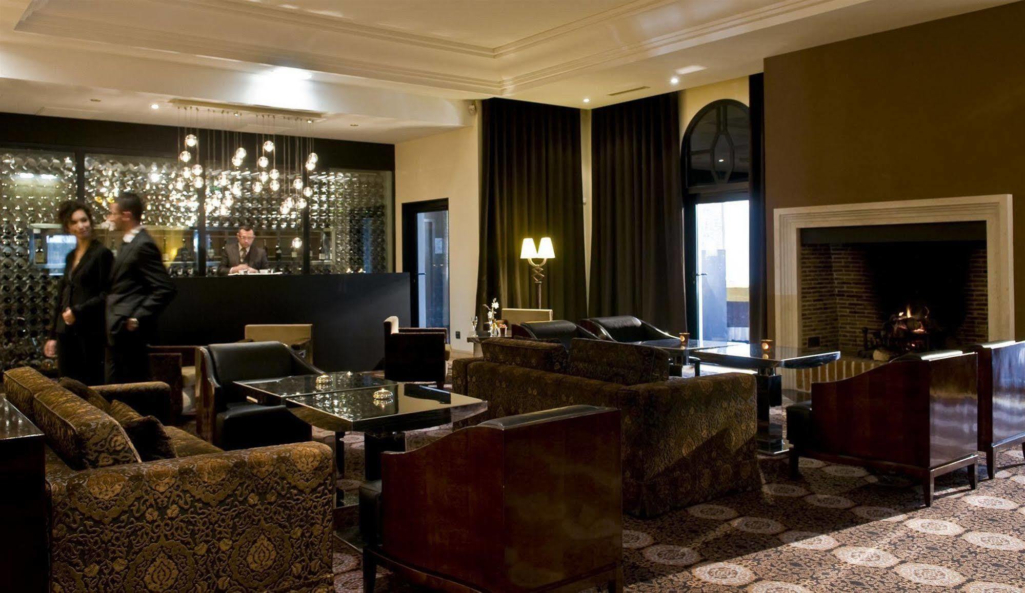 Hotel & Spa Le Pavillon Charbonnieres les Bains Bagian luar foto