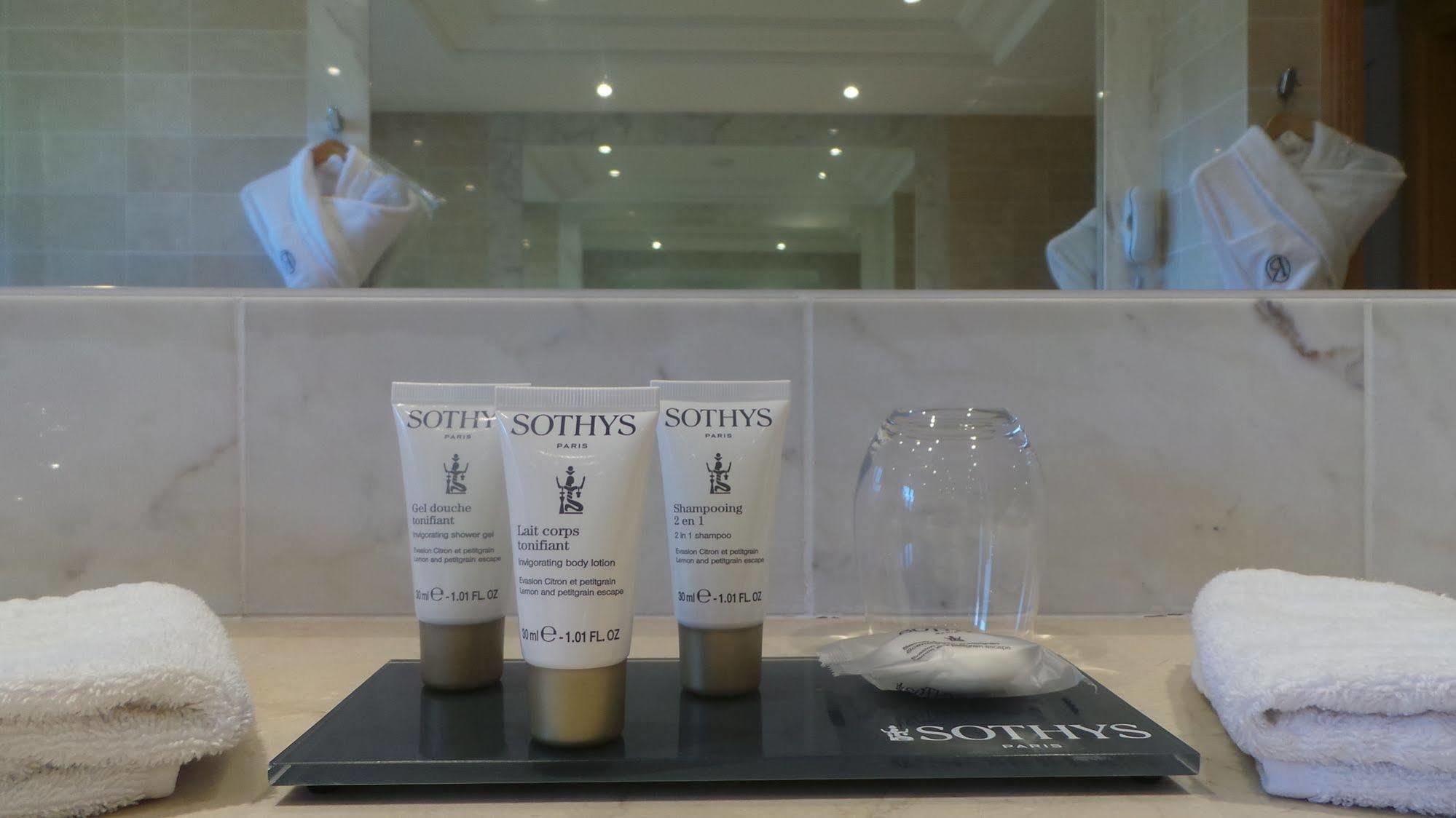 Hotel & Spa Le Pavillon Charbonnieres les Bains Bagian luar foto