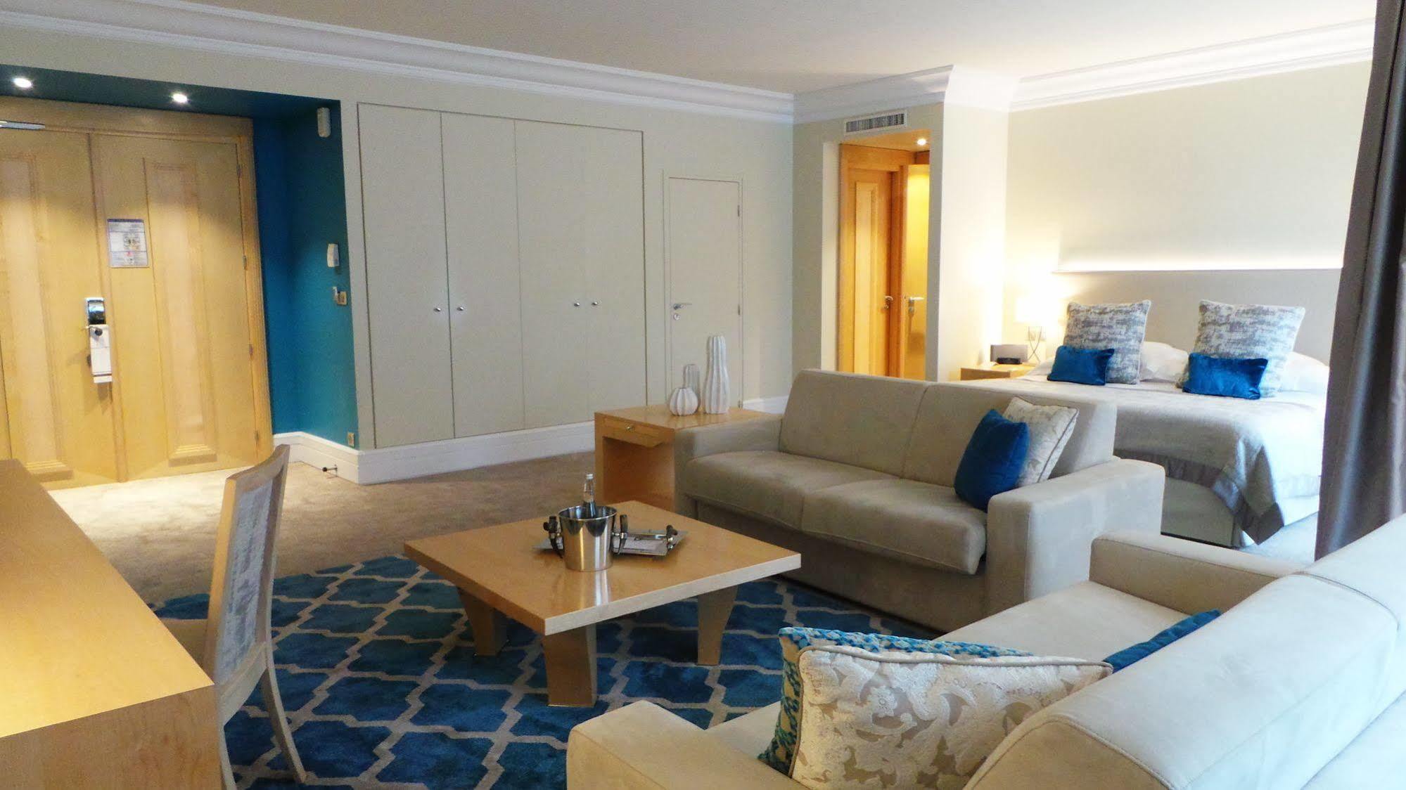 Hotel & Spa Le Pavillon Charbonnieres les Bains Bagian luar foto