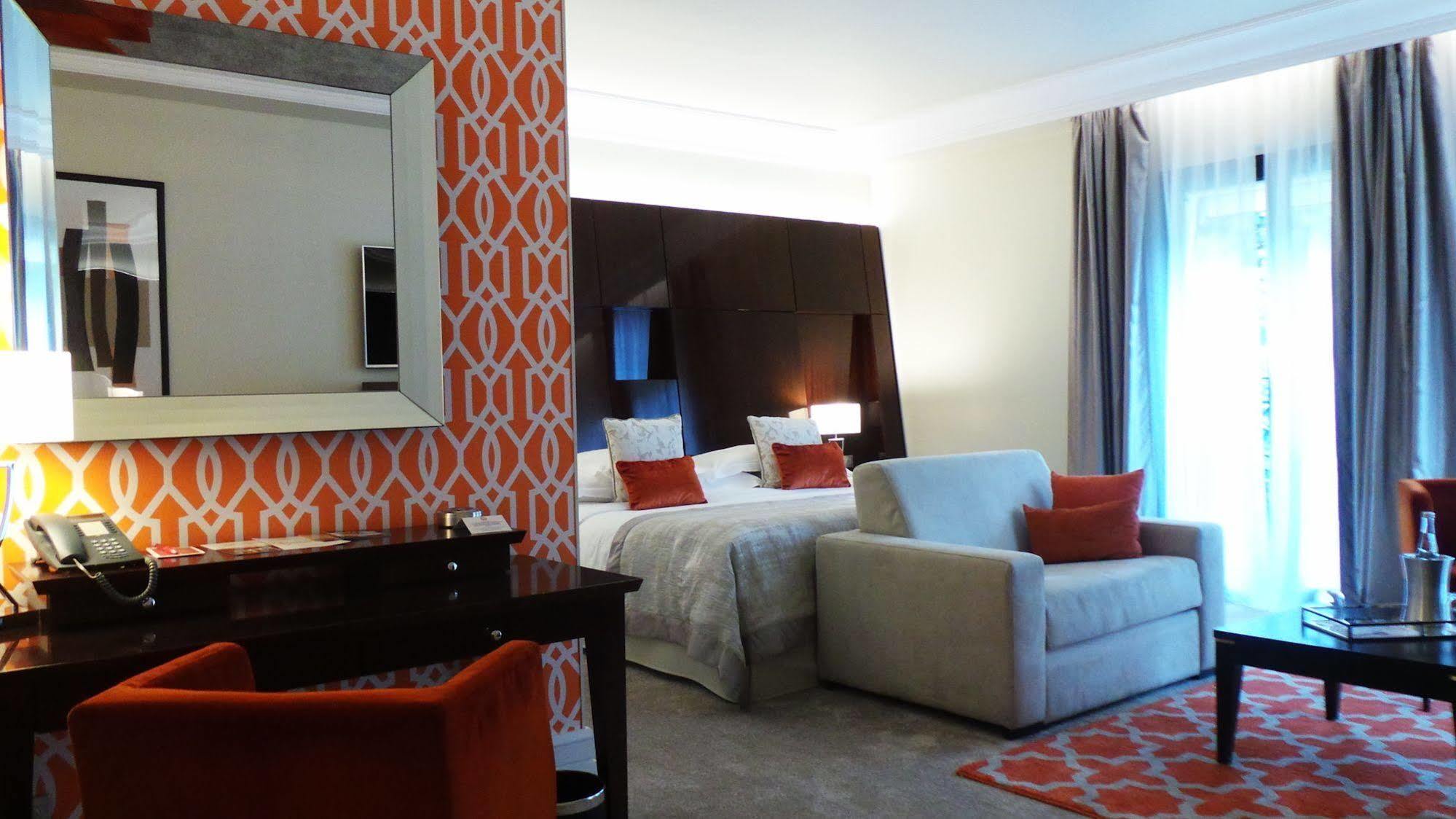 Hotel & Spa Le Pavillon Charbonnieres les Bains Bagian luar foto