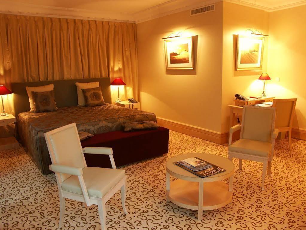 Hotel & Spa Le Pavillon Charbonnieres les Bains Bagian luar foto