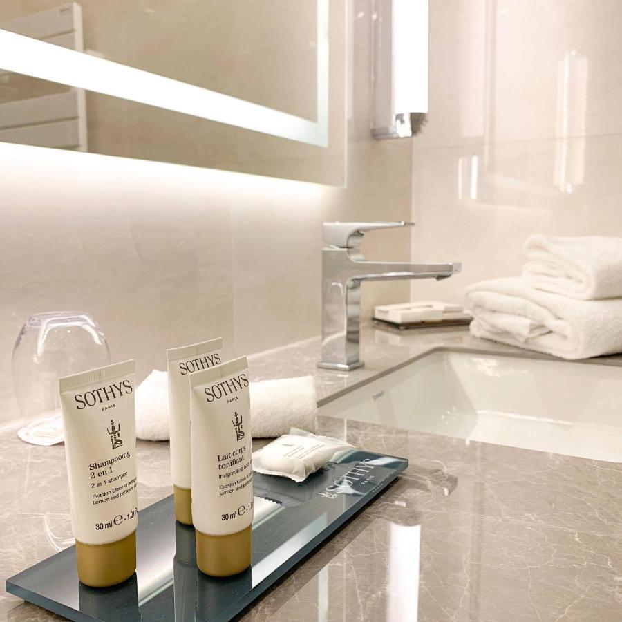 Hotel & Spa Le Pavillon Charbonnieres les Bains Bagian luar foto
